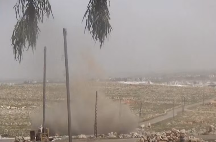 Còn tại Aleppo, ngày 28/3, Mặt trận Giải phóng Syria (SLF) đã mở cuộc tấn công nhằm vào phiến quân HTS ở phía tây tỉnh này, qua đó tiêu diệt hai tay súng khủng bố và giành lại quyền kiểm soát ngôi làng Bsartun. Ảnh: SF.