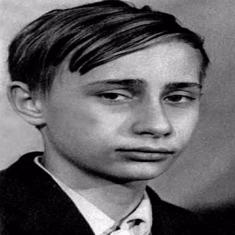 Bức ảnh này được chụp vào năm 1966 khi nhà lãnh đạo Nga mới 14 tuổi.