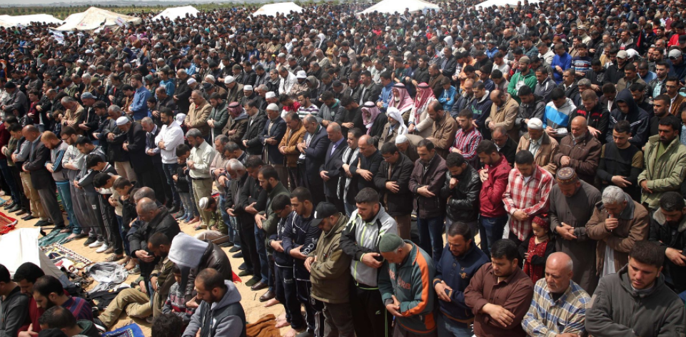 Những người biểu tình tham gia buổi cầu nguyện vào ngày Thứ sáu tại Dải Gaza hôm 30/3. Ảnh: Getty.