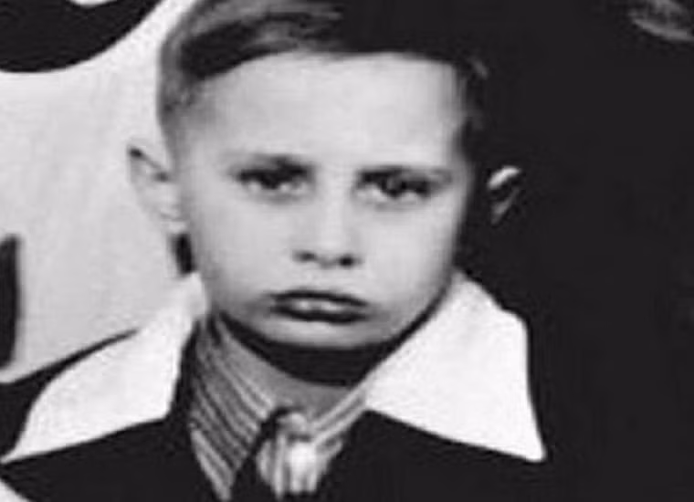Bức ảnh hồi nhỏ của Tổng thống Nga Putin được chụp vào năm 1960. (Nguồn ảnh: Mirror)