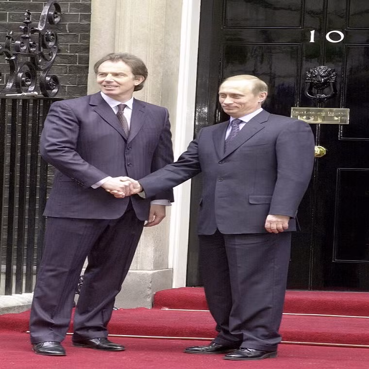 Thủ tướng Anh Tony Blair chào đón nhà lãnh đạo Nga tại số 10 Phố Downing ở thủ đô London, Anh.