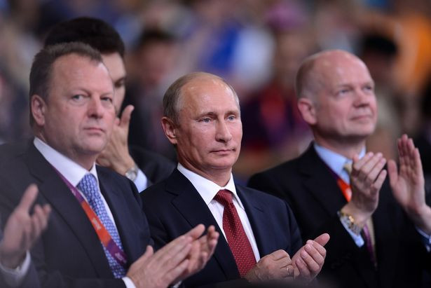 Nhà lãnh đạo Nga theo dõi một trận đấu võ judo tại Olympic năm 2012.