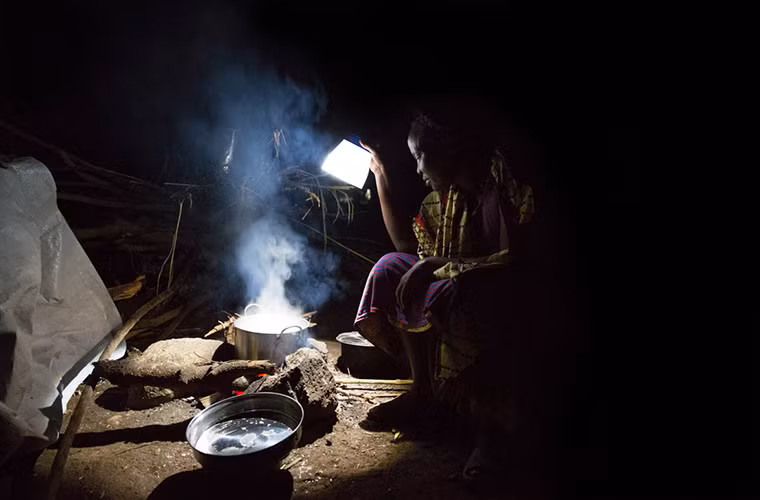 Christine chuẩn bị bữa tối tại trại tị nạn Malembo. “Tôi từng có một cửa hàng ở Công-gô và kiếm được khá nhiều tiền”, Christine chia sẻ.