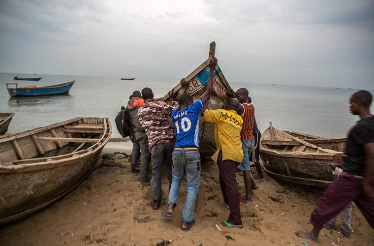 Hành trình từ Công-gô sang Uganda qua hồ Albert kéo dài khoảng 10 tiếng đồng hồ. Được biết, nhiều người tị nạn đã bị chết đuối trên hành trình này.