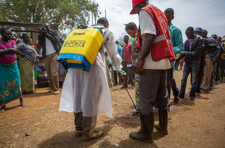 Những người tị nạn đến Uganda được các nhân viên y tế khử trùng tại một trung tâm tiếp nhận người tị nạn ở Kagoma. Được biết, dịch tả đã bùng phát tại khu vực này.