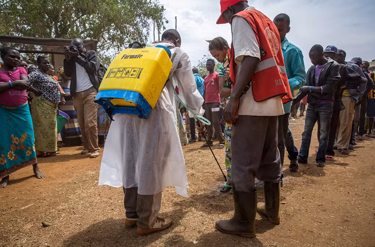 Những người tị nạn đến Uganda được các nhân viên y tế khử trùng tại một trung tâm tiếp nhận người tị nạn ở Kagoma. Được biết, dịch tả đã bùng phát tại khu vực này.