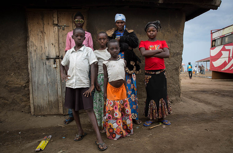 Một gia đình người Công-gô đang sống trong khu trại tị nạn ở Uganda.