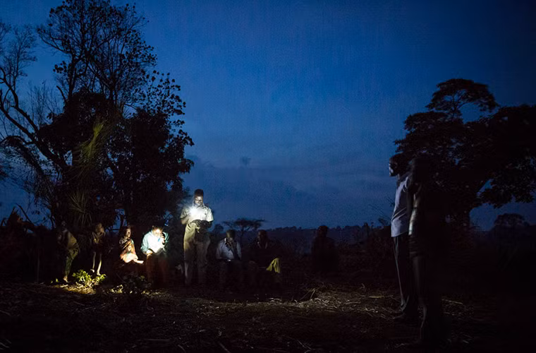 Người tị nạn tập trung gần một khu trại tị nạn ở Yebaze lúc trời tối.