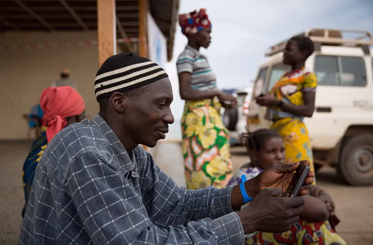 Bura, 37 tuổi, đã bị thất lạc vợ con khi một cuộc xung đột xảy ra tại làng của anh ở Công-gô. Bura quyết định vượt biển sang Uganda tìm người thân sau khi hay tin họ đã tới đất nước này.