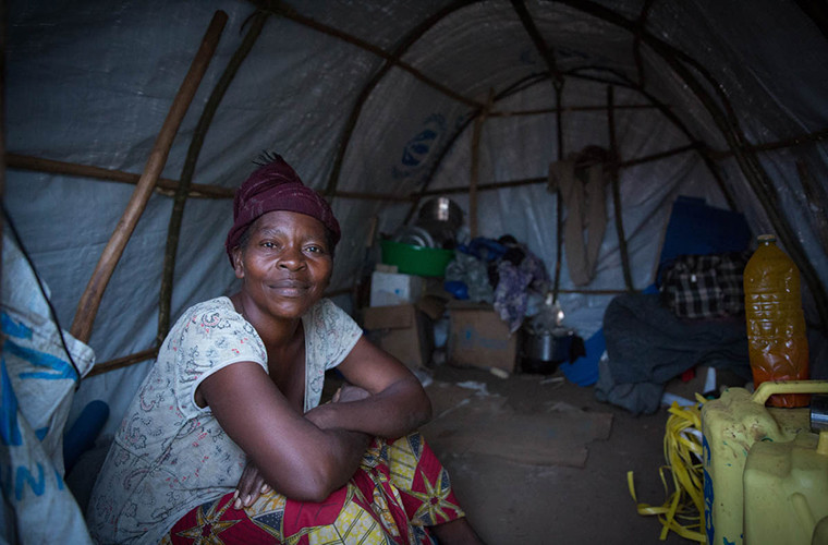 Yebaze ngồi trong túp lều nhỏ tại khu trại tị nạn ở Uganda.