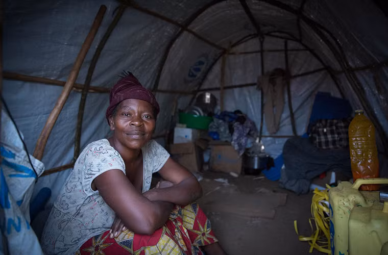 Yebaze ngồi trong túp lều nhỏ tại khu trại tị nạn ở Uganda.