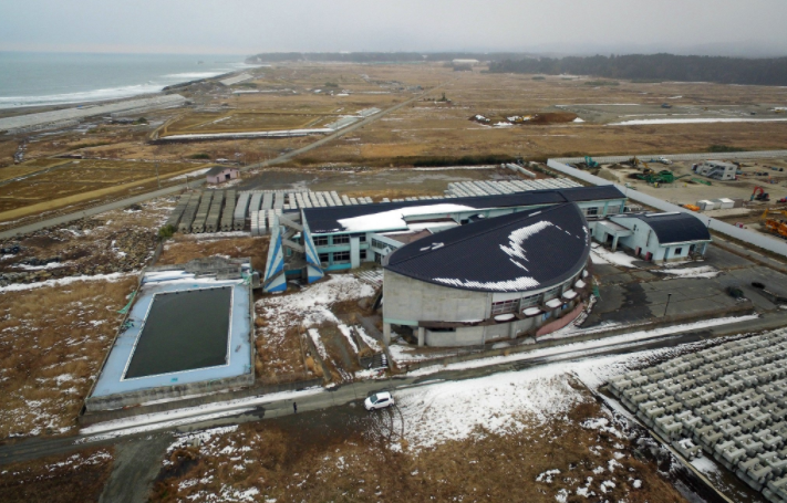 Hiện, công tác khắc phục hậu quả sau thảm họa kép vẫn đang được tiến hành. Hàng chục nghìn căn hộ dành cho các gia đình phải sơ tán 7 năm về trước đã được xây dựng. Ảnh: Twitter.