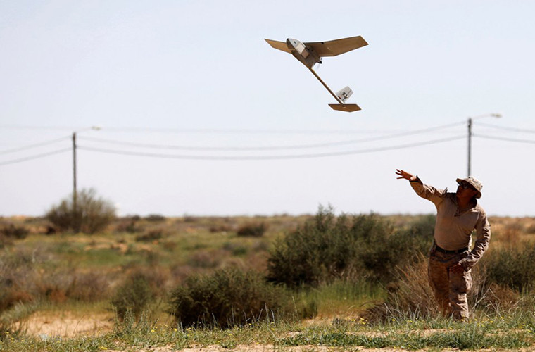 Máy bay không người lái cỡ nhỏ cũng được sử dụng.