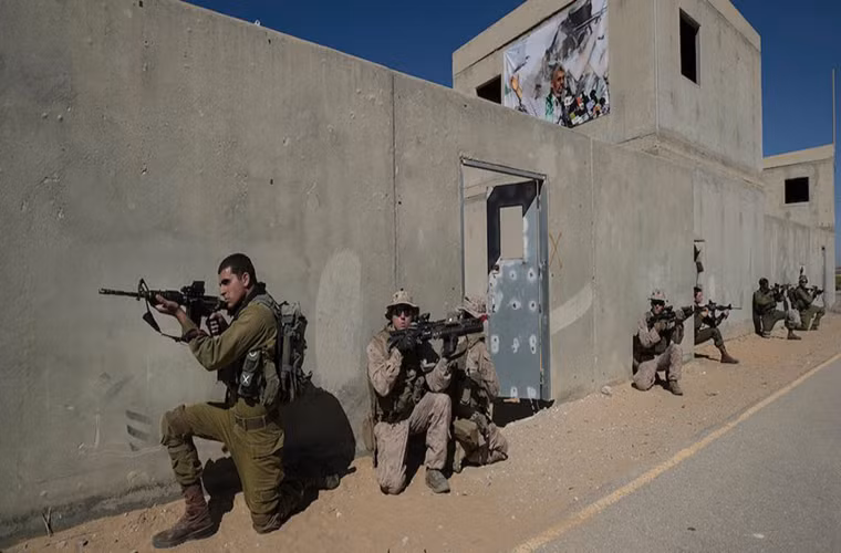 Lính thủy đánh bộ Mỹ và một binh sĩ Israel trong buổi tập tại căn cứ Mala, miền Nam Israel, ngày 12/3/2018.