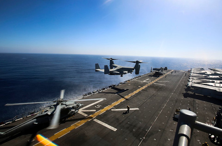 Máy bay quân sự, trong đó có chiếc V-22 Osprey, chở các binh sĩ Thủy quân lục chiến Mỹ từ tàu tấn công đổ bộ USS Iwo Jima ở Địa Trung Hải tới Israel.
