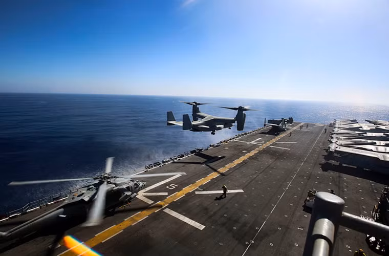 Máy bay quân sự, trong đó có chiếc V-22 Osprey, chở các binh sĩ Thủy quân lục chiến Mỹ từ tàu tấn công đổ bộ USS Iwo Jima ở Địa Trung Hải tới Israel.