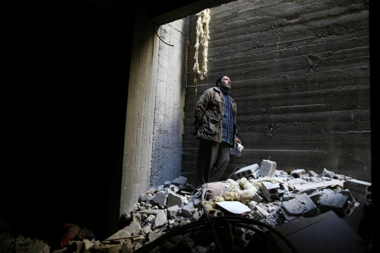 Abu Mohammad Alaya, 50 tuổi, đứng giữa đống gạch vỡ trong nơi trú ẩn tạm thời của ông ở Douma hôm 2/3.