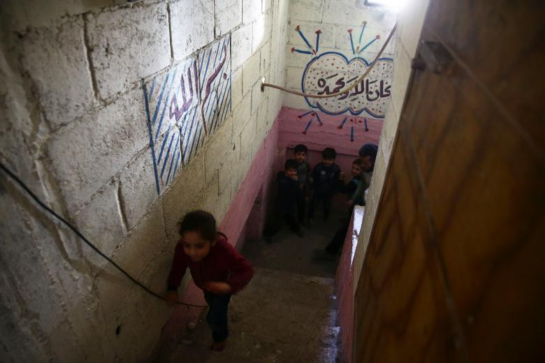Các em nhỏ Syria sống trong nơi trú ẩn tạm thời ở Đông Ghouta.