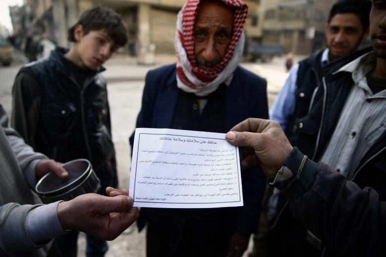 Tờ truyền đơn được thả xuống cho người dân Syria ở Douma, Đông Ghouta, ngày 11/3.