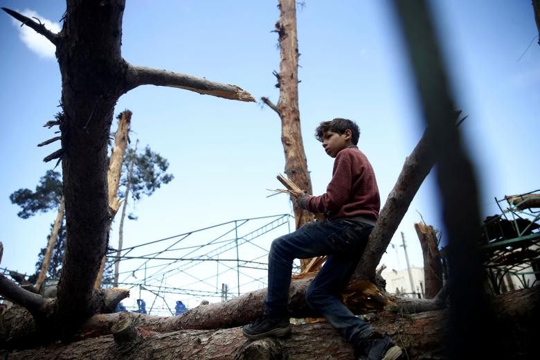 Em nhỏ đang kiếm củi trong thị trấn Douma ngày 9/3.