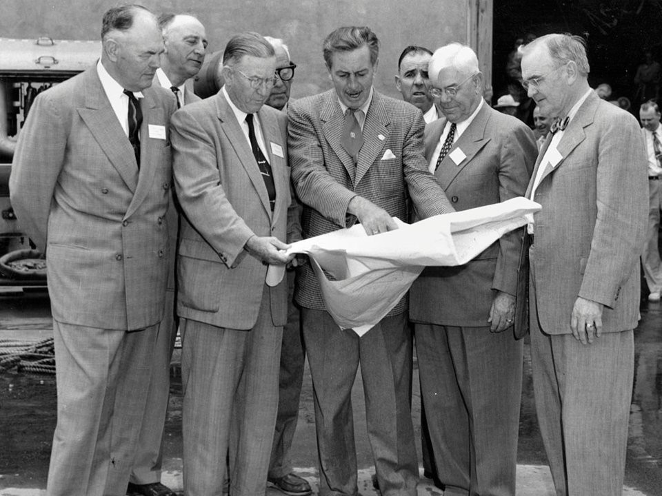 Cuối buổi sáng, Disney thường đi kiểm tra khắp studio hoặc Công ty WED Enterprises (nay là Walt Disney Imagineering). Ông thường quay trở lại văn phòng vào buổi chiều.