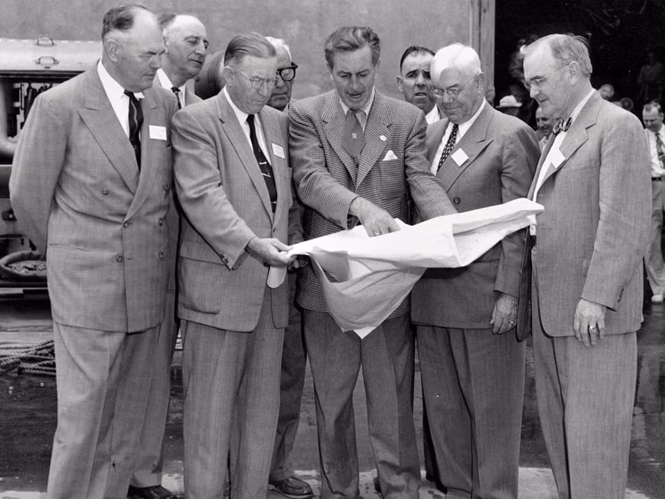 Cuối buổi sáng, Disney thường đi kiểm tra khắp studio hoặc Công ty WED Enterprises (nay là Walt Disney Imagineering). Ông thường quay trở lại văn phòng vào buổi chiều.