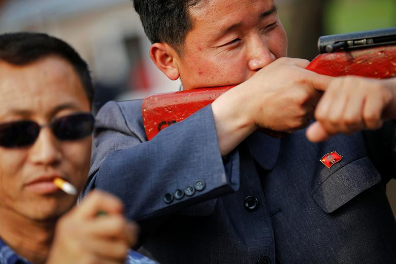 Người đàn ông bắn súng trong một sở thú ở Bình Nhưỡng ngày 16/4/2017.