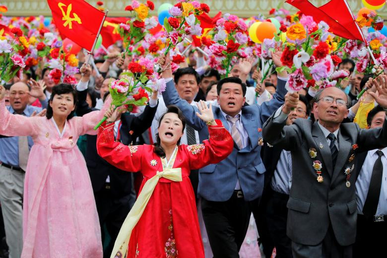 Biểu cảm của người dân Triều Tiên khi nhìn thấy nhà lãnh đạo Kim Jong-un tại buổi lễ diễu hành ở thủ đô Bình Nhưỡng ngày 10/5/2016.