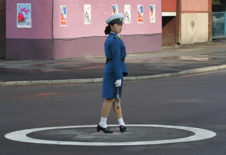 Nữ cảnh sát giao thông trên đường phố Bình Nhưỡng ngày 15/10/2015.