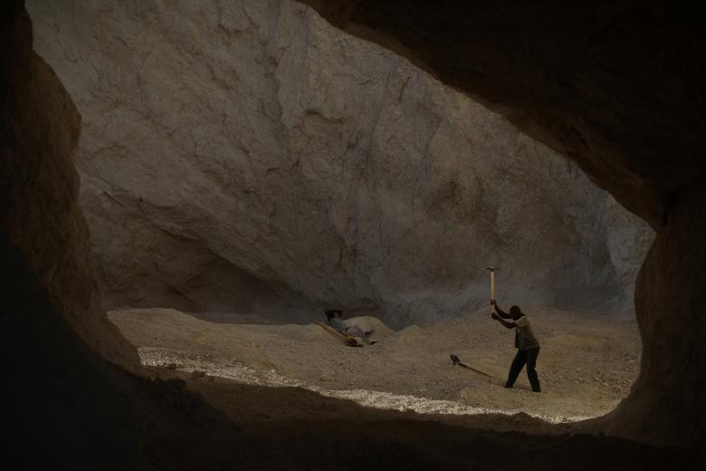 Người đàn ông làm việc trong mỏ cát ở ngoại ô Fond Parisien ngày 21/3.