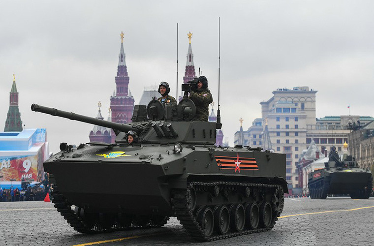 Các dòng xe chiến đấu bộ binh đổ bộ đường không (BMD) của Nga đều có tên rất đặc biệt. Chẳng hạn như, BMD-2 có biệt danh “Budka” (Cái buồng), BMD-3 được gọi là “Bakhcha” (Cánh đồng dưa) hay BMD-4 có biệt danh “Sadovnitsa” (Thợ làm vườn nữ). Trong ảnh là xe chiến đấu bộ binh BMD-4 "Sadovnitsa". Ảnh: Sputnik.