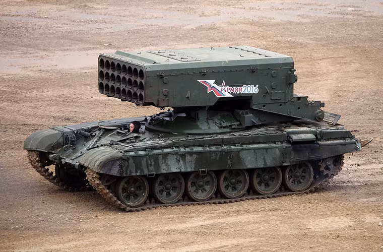 Tổ hợp phun lửa hạng nặng của Nga cũng có nhiều cái tên kỳ lạ như TOS-1 còn được gọi là "Buratino" (Pinocchio) hay TOS-1A có biệt danh “Solntsepyok” (Sức nóng mặt trời). Trong ảnh là tổ hợp TOS-1A Solntsepyok. Nguồn ảnh: Wikipedia.