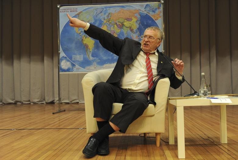 Trước đó, các ứng viên tổng thống Nga đã đi vận động tranh cử nhằm thu hút sự ủng hộ và lá phiếu của cử tri. Ảnh: Ứng viên Vladimir Zhirinovsky, lãnh đạo Đảng Dân chủ Tự do Nga (LDPR), gặp gỡ các sinh viên trong chuyến thăm một trường đại học ở Rostov-on-Don ngày 9/2/2018.