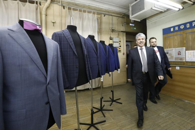 Ứng viên Pavel Grudinin, đại diện của Đảng Cộng sản Liên bang Nga ra tranh cử tổng thống, đi gặp gỡ cử tri tại nhà máy Bolshevichka ở thủ đô Moscow ngày 15/2.