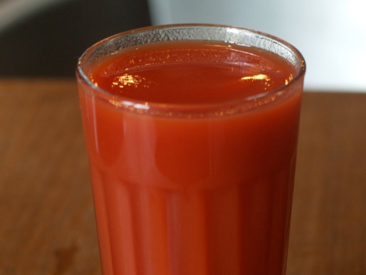 Bữa trưa của Walt Disney cũng rất đơn giản, trong đó có một cốc nước ép cà chua. Theo nhà viết tiểu sử Neil Gabler, Disney cho rằng “ăn quá nhiều sẽ khiến suy nghĩ của mọi người bị rối” và không đồng ý cho nhân viên nghỉ trưa lâu.