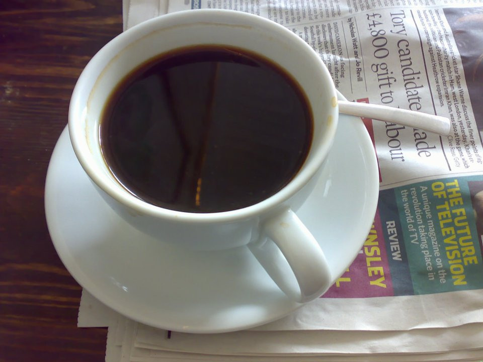 Ông có thói quen uống cà phê vào buổi trưa.