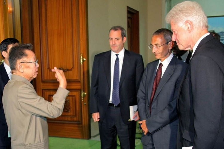 Trong năm 2009, ông Kim Jong-il đã gặp cựu Tổng thống Mỹ Bill Clinton (phải) khi ông Clinton tới đất nước Triều Tiên để đàm phán về tự do cho hai phóng viên Mỹ. Ảnh: WSJ.