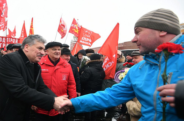 Ứng viên Tổng thống Nga Pavel Grudinin bắt tay một người ủng hộ trên Quảng trường Đỏ.