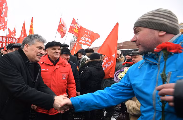 Ứng viên Tổng thống Nga Pavel Grudinin bắt tay một người ủng hộ trên Quảng trường Đỏ.