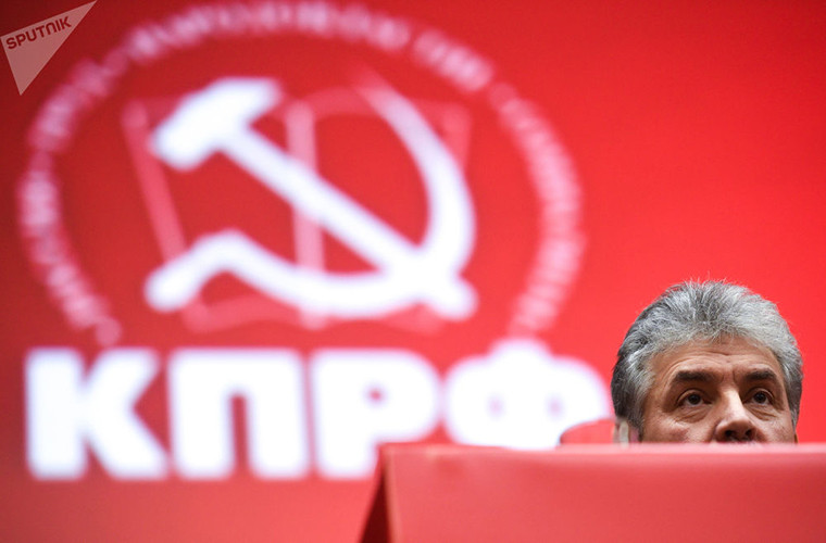 Ông Pavel Grudinin sinh ngày 20/10/1960 tại thủ đô Moscow. Sau khi tốt nghiệp trung học năm 1977, ông theo học tại trường Đại học Kỹ thuật Nông nghiệp Nhà nước Moscow và tốt nghiệp với tấm bằng kỹ sư cơ khí vào năm 1982.