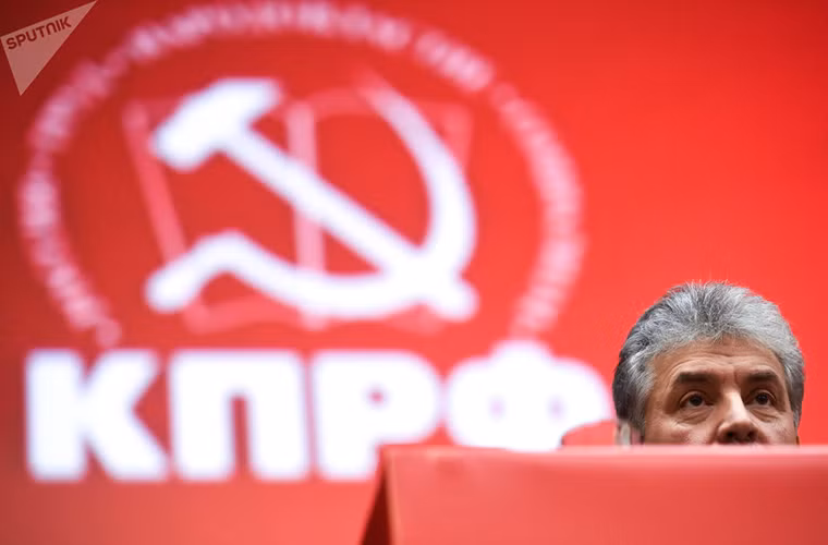 Ông Pavel Grudinin sinh ngày 20/10/1960 tại thủ đô Moscow. Sau khi tốt nghiệp trung học năm 1977, ông theo học tại trường Đại học Kỹ thuật Nông nghiệp Nhà nước Moscow và tốt nghiệp với tấm bằng kỹ sư cơ khí vào năm 1982.