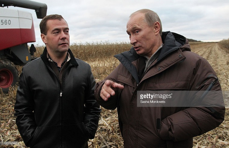 Từ năm 2008-2012, ông Putin giữ cương vị Thủ tướng còn ông Medvedev trở thành Tổng thống Nga. Năm 2012, ông Medvedev tuyên bố sẽ không tranh cử Tổng thống và ủng hộ ông Putin trở lại làm ông chủ Điện Kremlin. Ảnh: Getty.