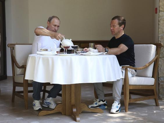 Tổng thống Putin và ông Medvedev cùng thưởng thức trà. Ảnh: Independent.