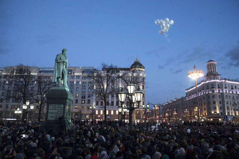 Người đứng đầu Ủy ban Điều tra Liên bang Nga cho biết chuông báo cháy tại trung tâm thương mại đã không hoạt động từ hai tuần và nguyên nhân hỏa hoạn có thể đến từ đoản mạch điện hoặc cố ý phóng hỏa. Các nhà điều tra đã bắt giữ giám đốc của khu mua sắm và 4 người khác chịu trách nhiệm về an toàn phòng cháy. Người đứng đầu Ủy ban Điều tra Liên bang Nga cho biết chuông báo cháy tại trung tâm thương mại đã không hoạt động từ hai tuần và nguyên nhân hỏa hoạn có thể đến từ đoản mạch điện hoặc cố ý phóng hỏa. Các nhà điều tra đã bắt giữ giám đốc của khu mua sắm và 4 người khác chịu trách nhiệm về an toàn phòng cháy.