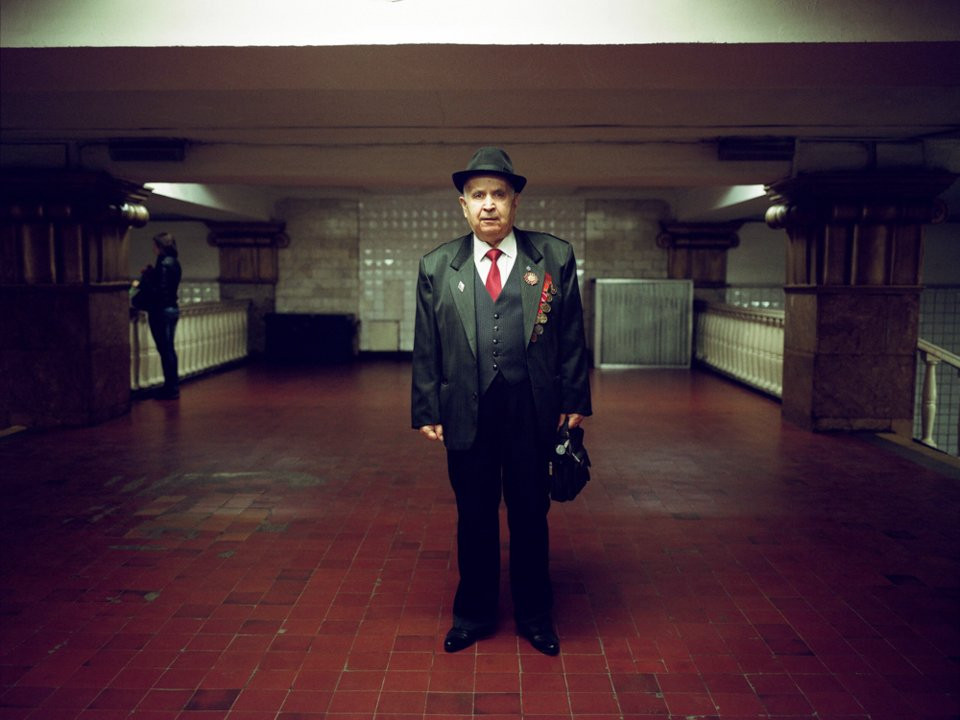 “Hệ thống tàu điện ngầm Moscow thực sự gây ấn tượng, ánh sáng, trang phục của người dân và những biểu tượng thời Liên Xô hiện diện khắp mọi nơi”, Ifrah nói thêm. Mời độc giả xem thêm video: Hệ thống tàu điện ngầm thân thiện với hành khách của Pháp (Nguồn: VTC14)