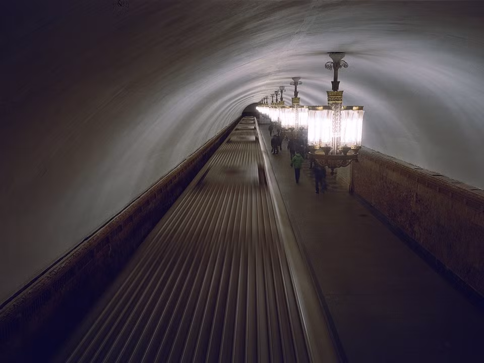 Một số nhà ga của Moscow Metro nằm trong số những ga tàu điện ngầm sâu nhất thế giới.