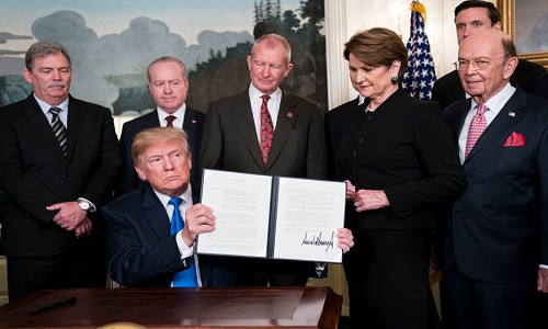 Tổng thống Trump công bố quyết định đánh thuế nhiều loại hàng hóa nhập khẩu từ Trung Quốc. Ảnh: New York Times.