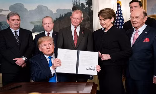 Tổng thống Trump công bố quyết định đánh thuế nhiều loại hàng hóa nhập khẩu từ Trung Quốc. Ảnh: New York Times.