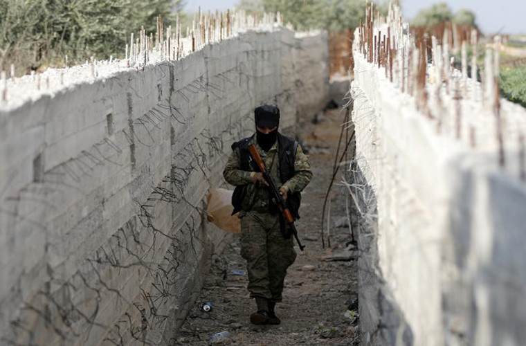 “Ngoài ra, 18 binh sĩ Thổ Nhĩ kỳ cùng đồng minh cũng thiệt mạng và nhiều người khác bị thương trong các vụ đụng độ ở làng Khalta, vùng Afrin. Một xe quân sự của lực lượng Ankara đã bị phá hủy”, nguồn tin cho hay. Ảnh: Reuters.