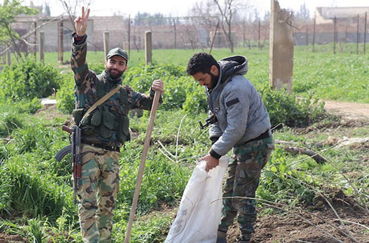 “Quân đội Syria đã bao vây khu vực Harasta sau khi lực lượng ủng hộ chính phủ Damascus, được triển khai tại trạm xăng Kilani, hội quân trên đường cao tốc Douma-Harsata. Mặt trận của nhóm khủng bố trong khu vực này sắp sụp đổ”, nguồn tin tiết lộ. Ảnh: FNA.